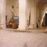Varcato il portone il visitatore si troverebbe in un ampio cortile
